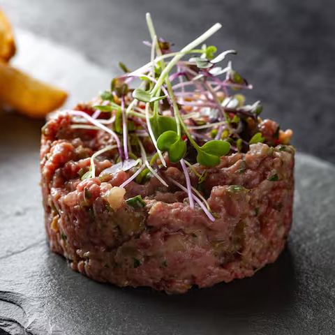 Carne fresca, alcaparra, picles, cebola roxa, molho especial (240g)