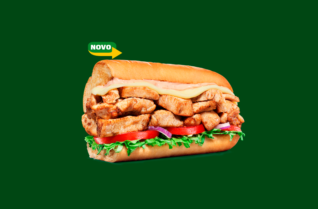 Pão Italiano Branco, Frango Assado em dobro, Mussarela, Alface, Tomate, Cebola Roxa, Molho Supreme.