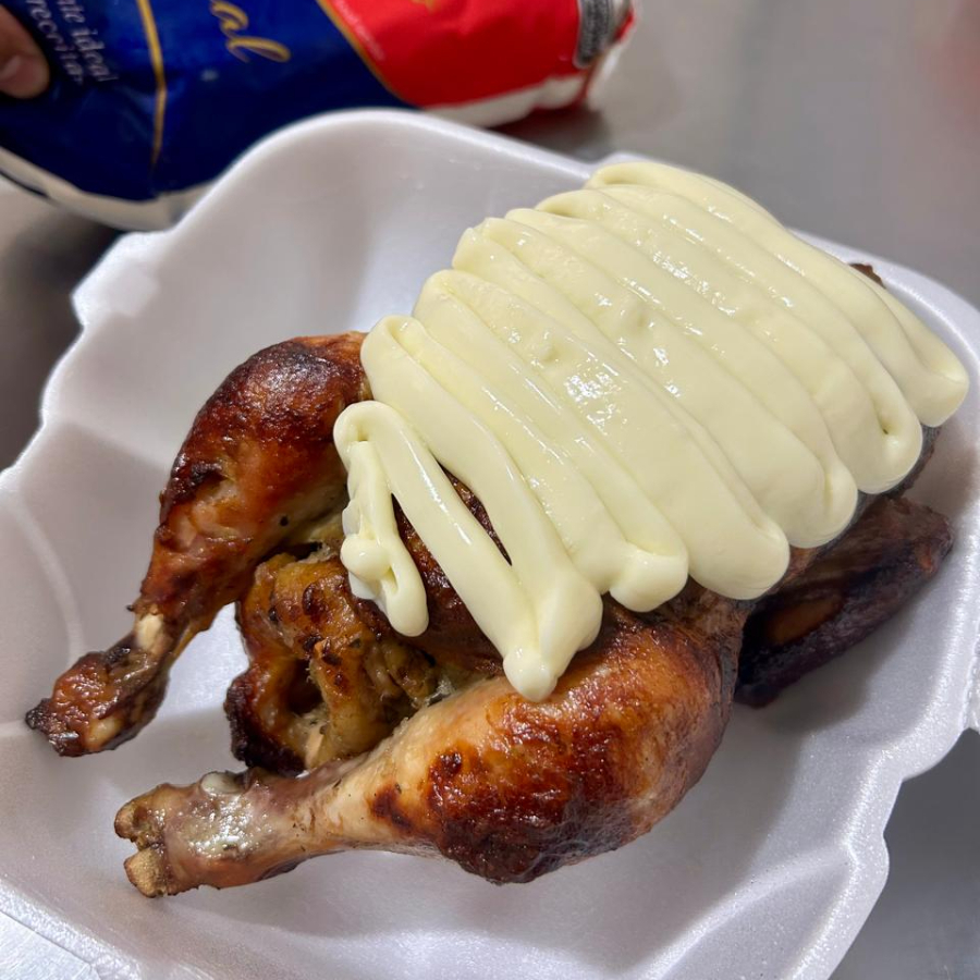 Frango Assado Premium coberto por Catupiry Original. Serve em médio 5 pessoas !