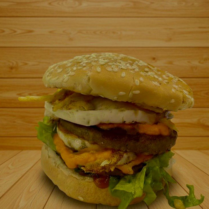 Pão, 2 carnes, presunto, queijo, ovo, maionese de alho, billy jack, cebola crispy, batata palha, salada e requeijão