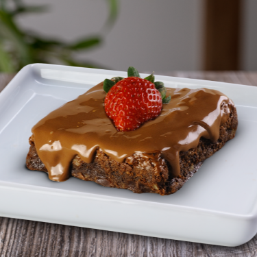 Bolo de chocolate com nozes e cobertura de Nutella.