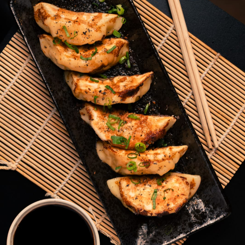 Pastéis japoneses cozidos e finalizados na chapa. 6 unidades. Acompanha molho.