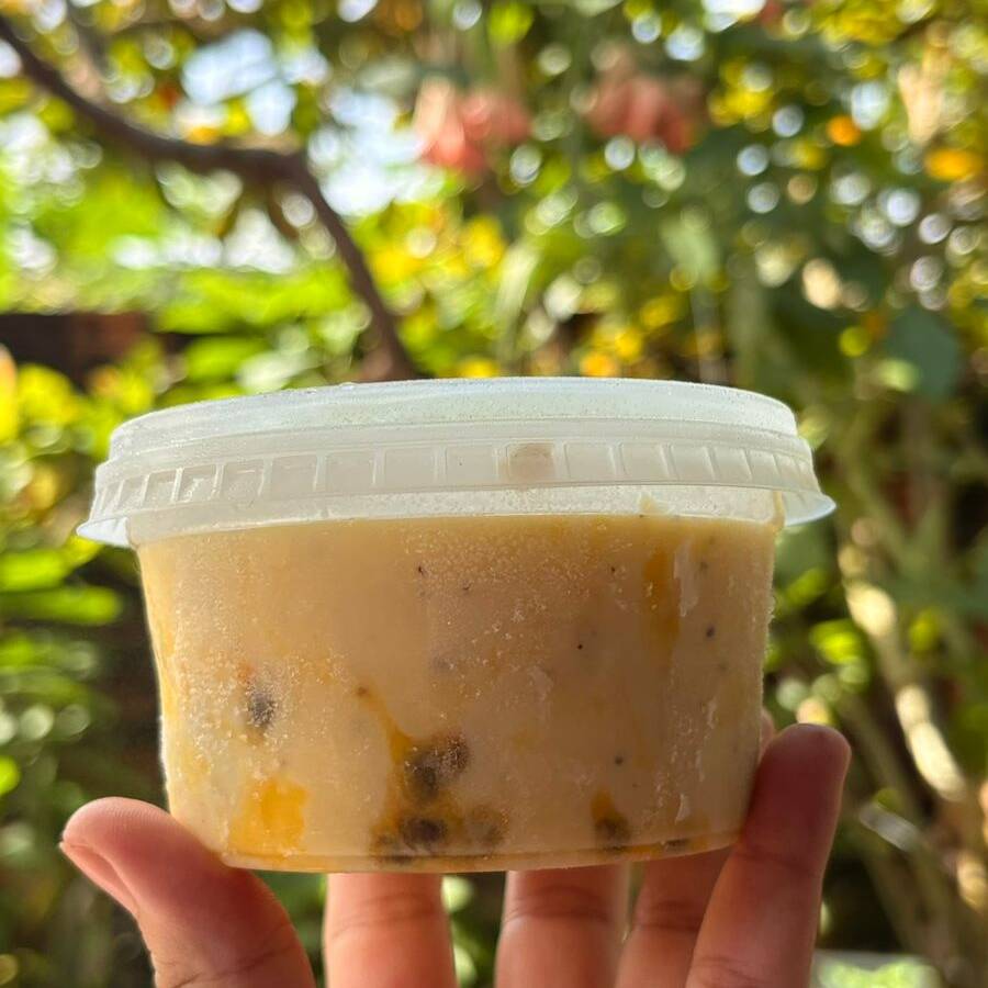 Pote de 200ml preparado com mousse de maracujá super cremoso e refrescante, finalizado com pequenas sementes da fruta para dar um toque especial e deixar tudo ainda mais bonito e saboroso 💛✨
