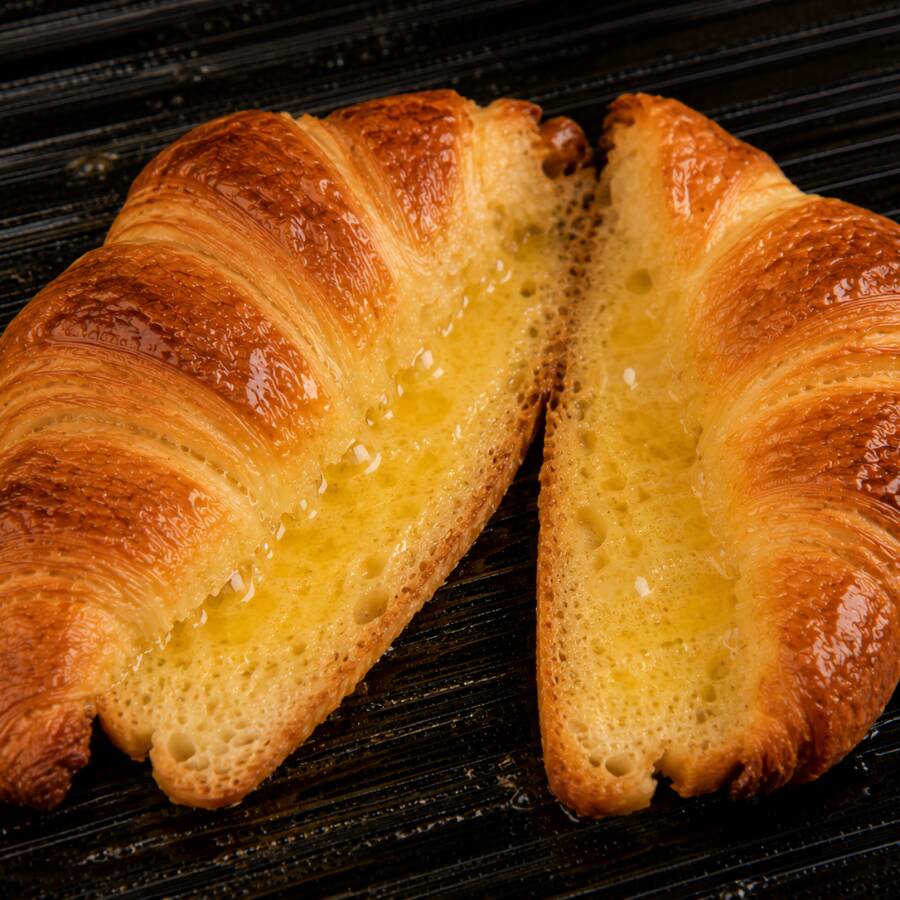 Croissant na chapa com manteiga.