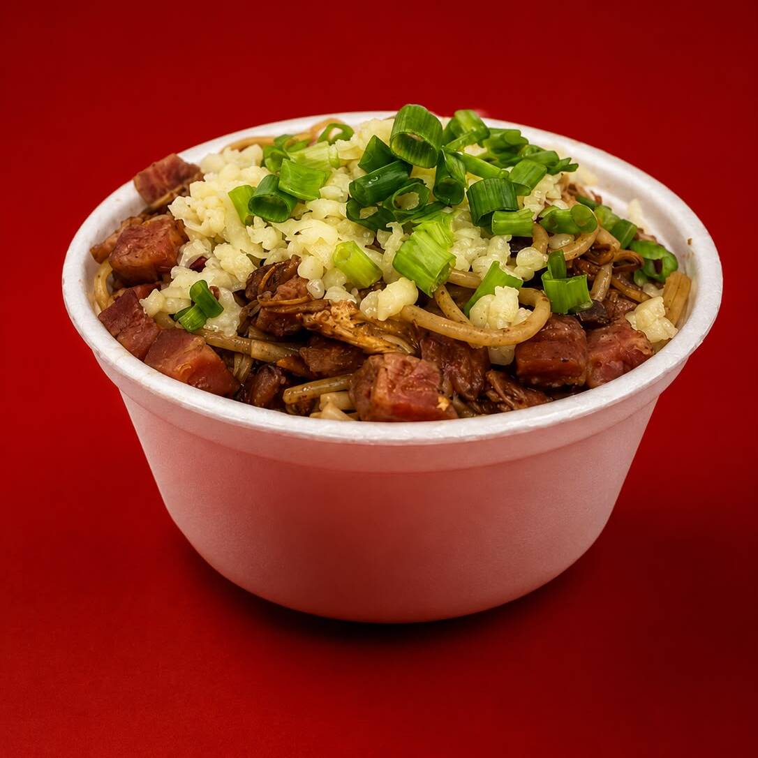 Nosso Macarrão Na Chapa Acompanha Frango Desfiado, Bacon Em Cubos, Pimentão, Cenoura E Repolho Roxo. Finalizado Com Molho Shoyu. Um Prato Colorido, Cheio De Sabor E Textura, Perfeito Para Quem Gosta De Uma Refeição Completa. Nossa Marmitex É P.