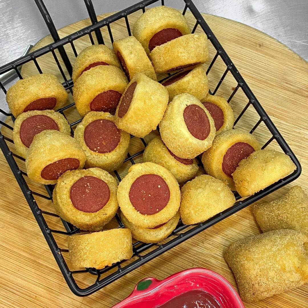25 coxinha,25 B queijo,25 risoles, 25 salsicha