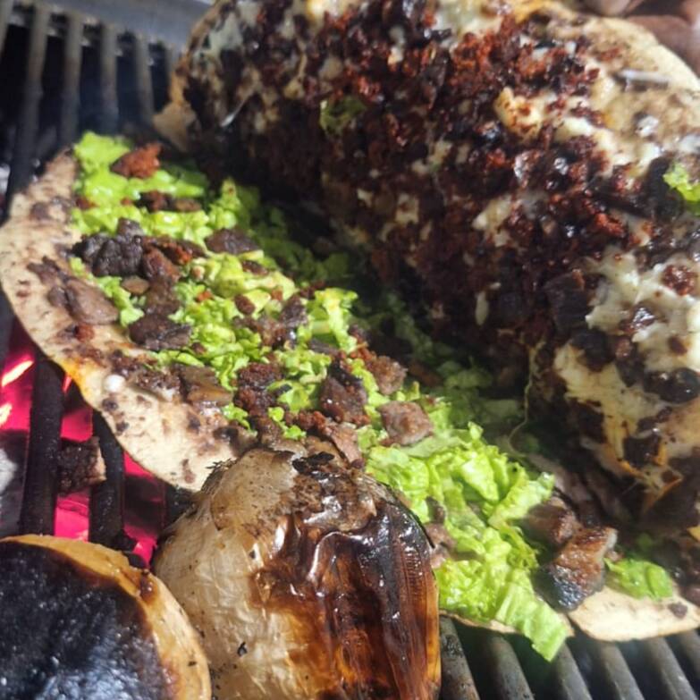 Tlayuda Grande de Carne y Chorizo