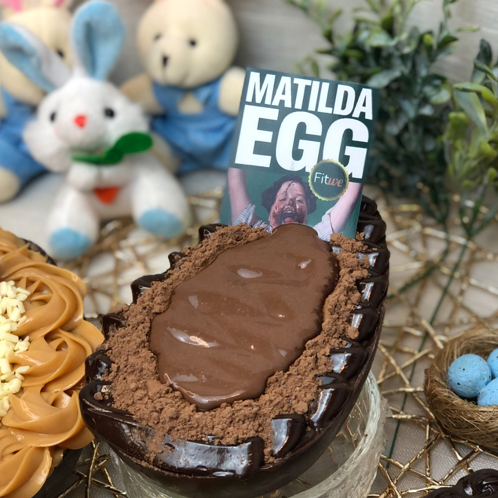 Casca de chocolate meio amargo, com creme de chocolate 70%, bolo de chocolate feito com farinha de aveia, cacau em pó 70% e calda de chocolate meio amargo.