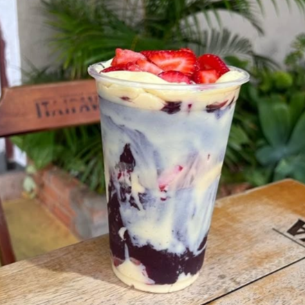 Uma combinação perfeita pra quem ama cremosidade e sabor marcante 💜 Nosso açaí super cremoso é servido com uma generosa camada de creme de Ninho, finalizado com morangos frescos, trazendo equilíbrio entre o doce e o refrescante.
