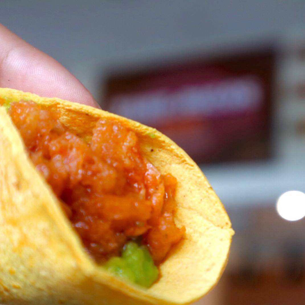 Taco de Chicharron en Salsa Roja