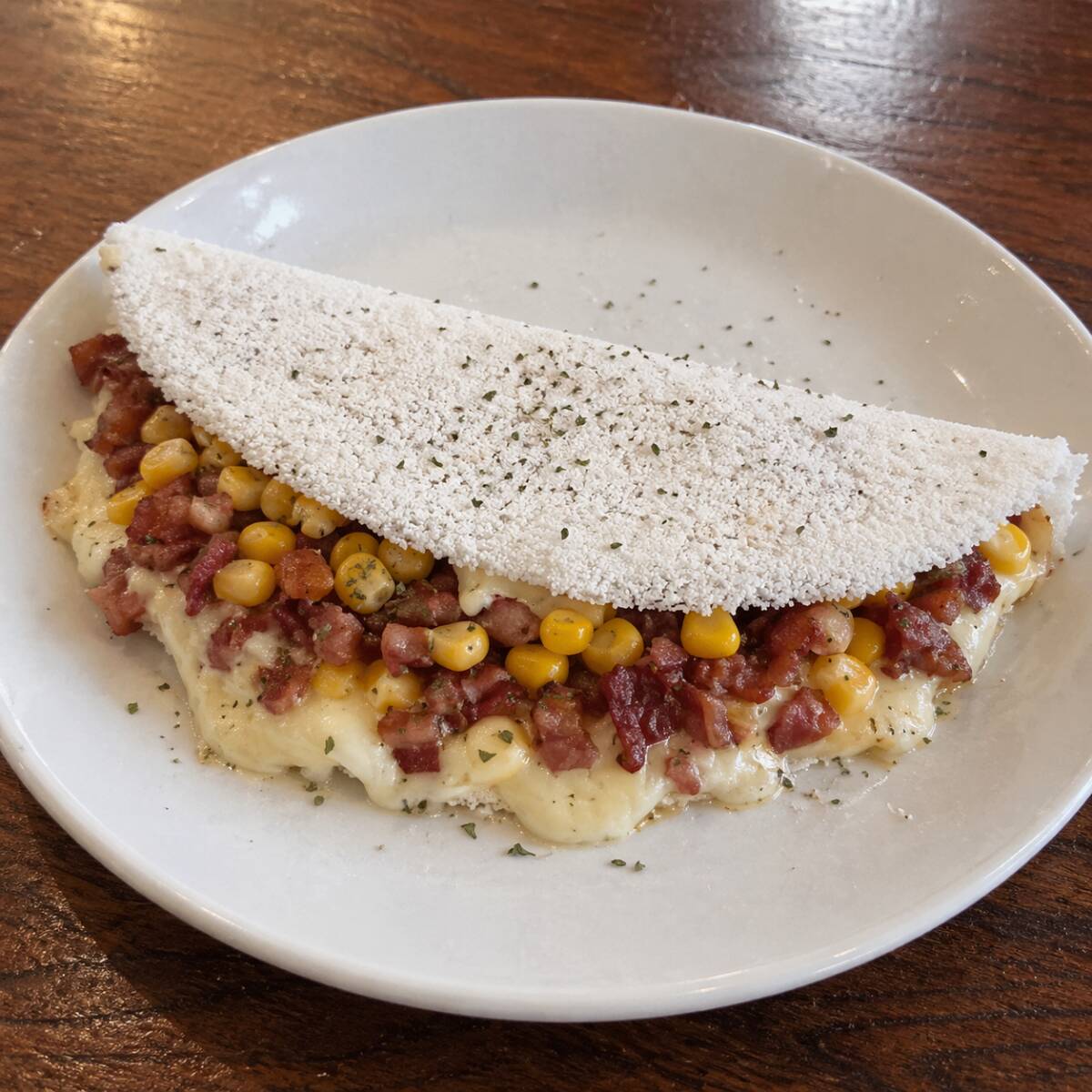 Deliciosa tapioca preparada na hora, recheada com bacon crocante, milho verde e queijo mussarela derretido. Uma combinação irresistível, com o sabor marcante do bacon e a leveza do milho, perfeita para qualquer hora do dia.