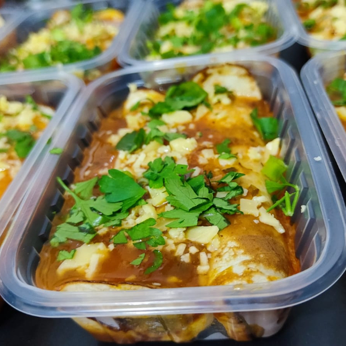 250G de massa artesanal, molho de frango, cheiro verde e queijo ralado por cima