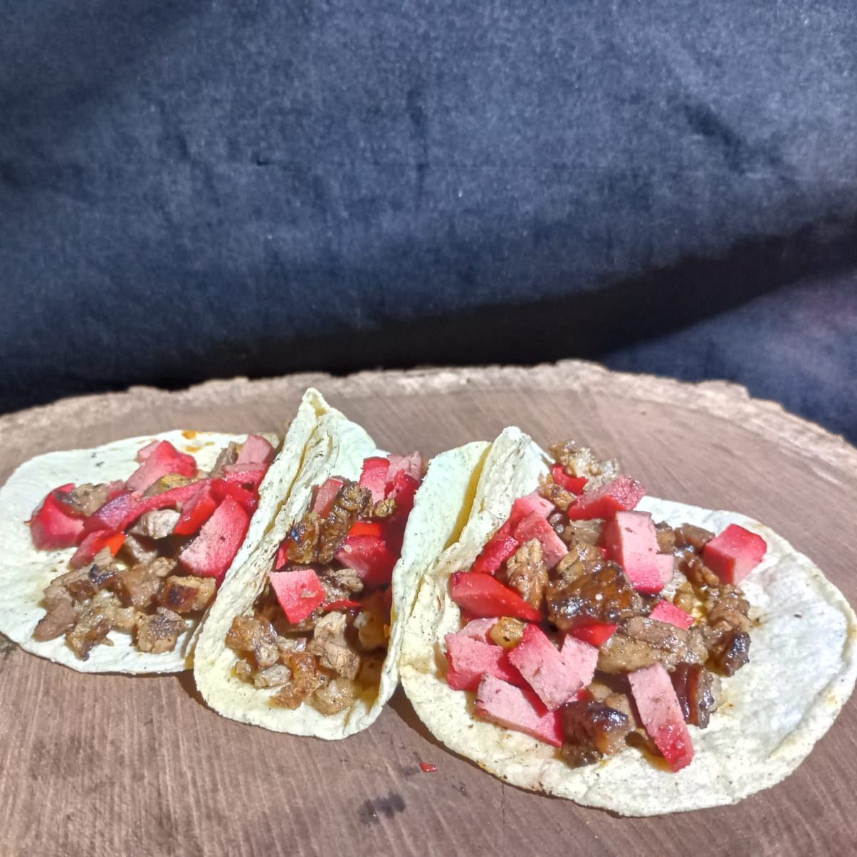 Taco de Maíz Mixto con Salchicha Roja