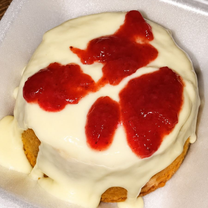 BOLO DE NINHO COM GELEIA DE MORANGO — Mini vulcão de massa branca fofinha com recheio cremoso de leite ninho e geleia de morango, cobertura de ninho e geleia de morango por cima. E o melhor: dentro também vai geleia de morango!