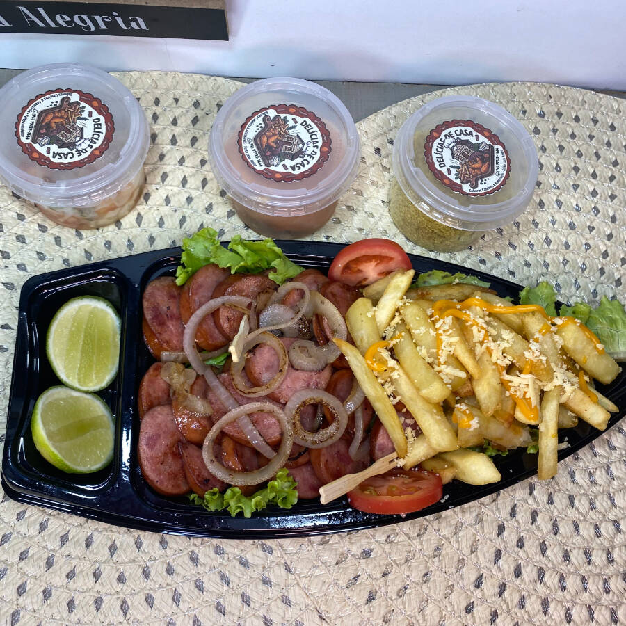 Barca de calabresa acebolada com batata frita acompanhado de molho especial, pimenta e farofa.