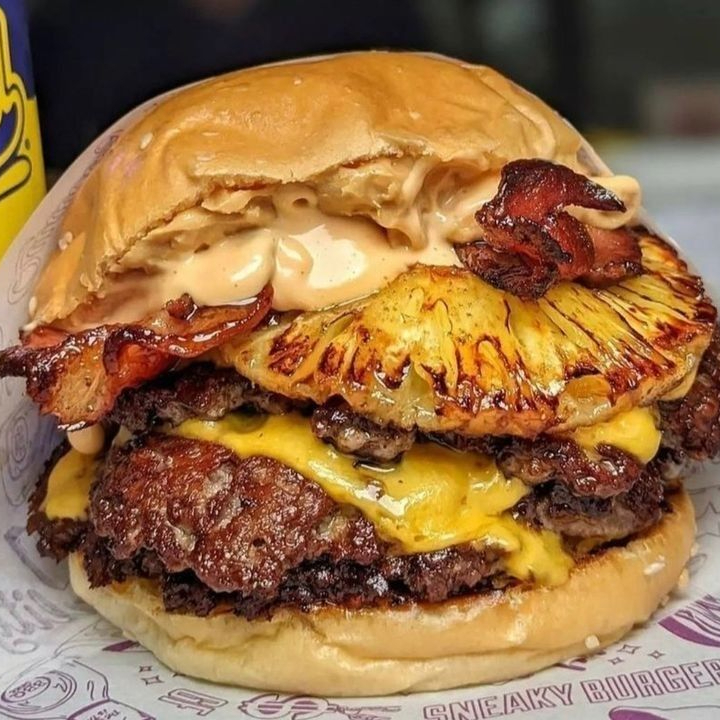 Pão Com gergelim, carne, Bacon fatiado, Queijo Muçarela, Abacaxi selado