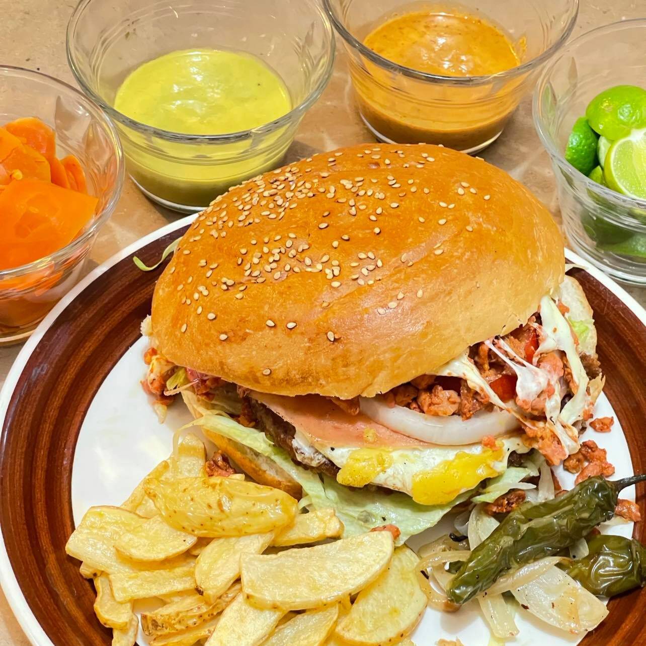 Hamburguesa de Res, Tocino, Queso y Papas