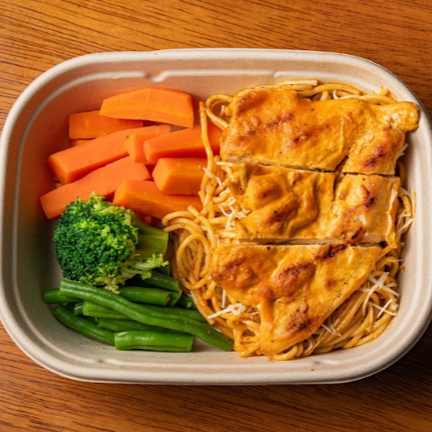 Tallarines Rojos con Pollo a la Plancha