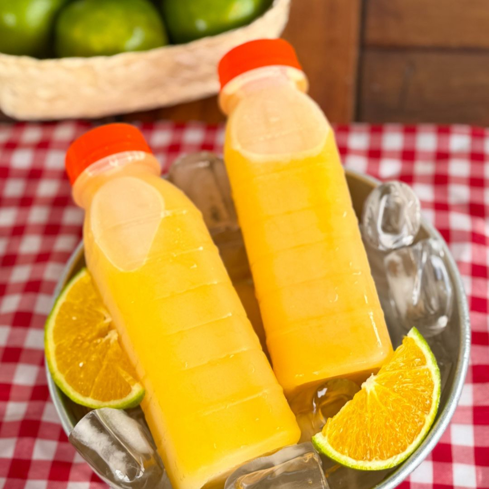 Laranjas frescas espremidas no Dia. Puro, natural e super refrescante!