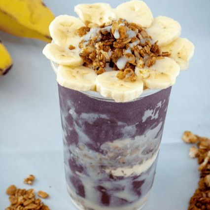 Açai no copo de 330ml da casa: acompanha leite + xerem (amendoim triturado) + paçoca + fruta de banana e uva + leite condensado