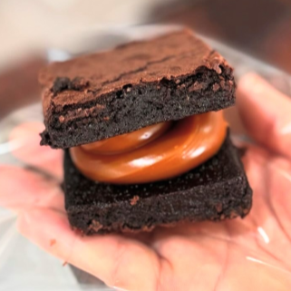 Quadrado de brownie chocolatudo (6x6), com recheio cremoso de irresistível!!
