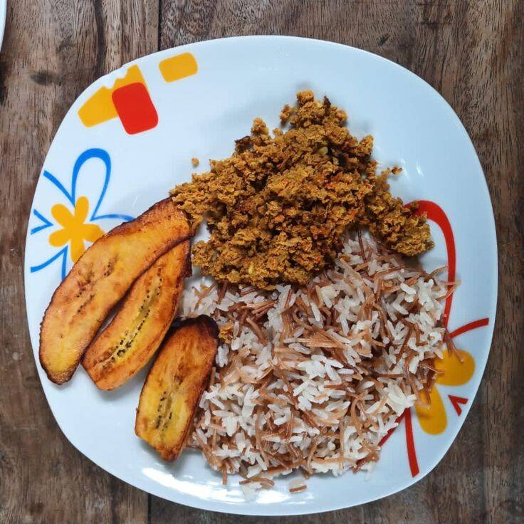 Arroz de Fideo con Carne Molida y Tajadas