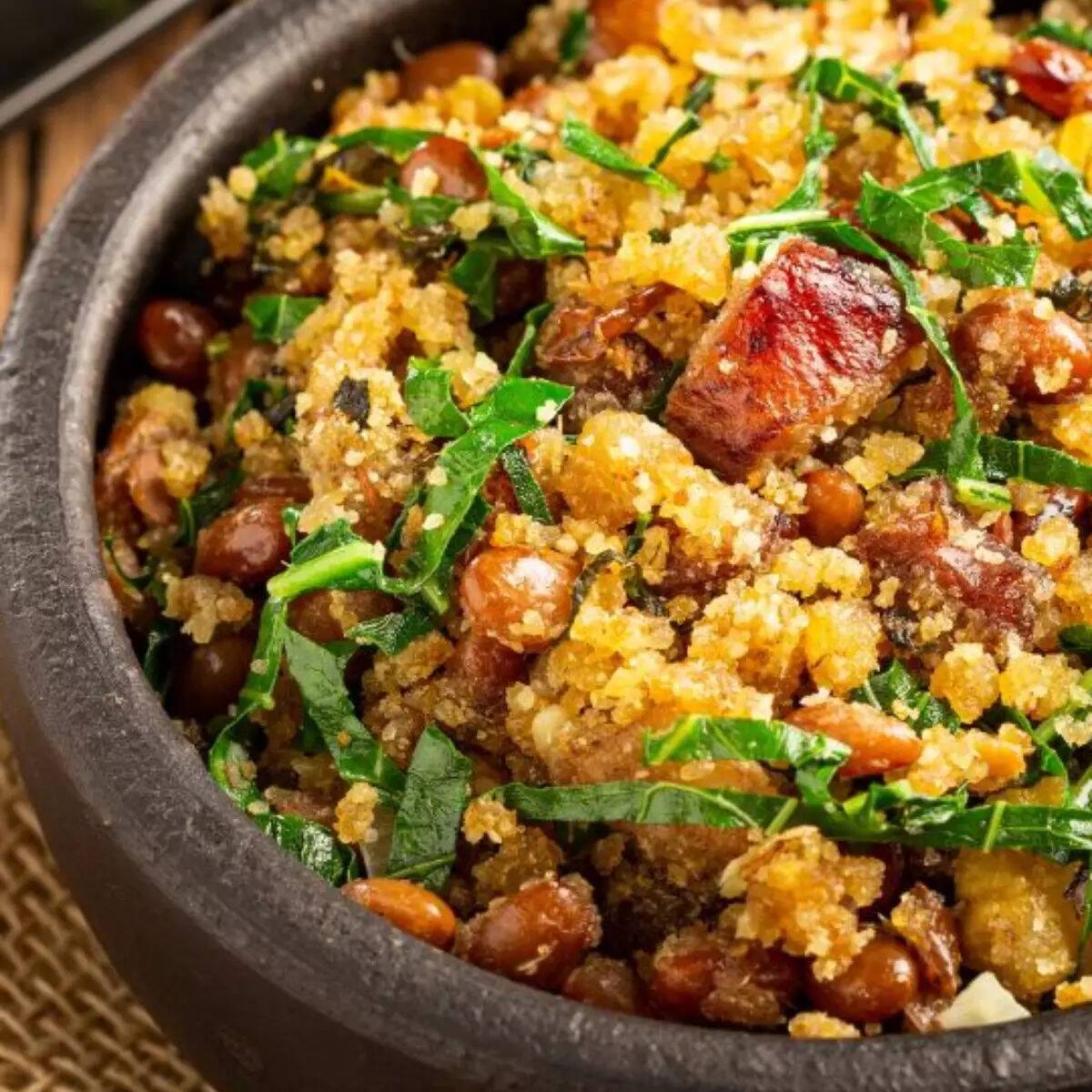 Feijão tropeiro, cozido lentamente com sabor caseiro e aquele toque nordestino irresistível, com bacon, calabresa e couve refogado. Acompanhamento perfeito para completar sua refeição.