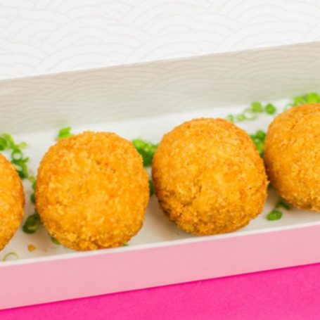 Bolinha de salmão crocante, com cream chesse, alho poro e cebolinha