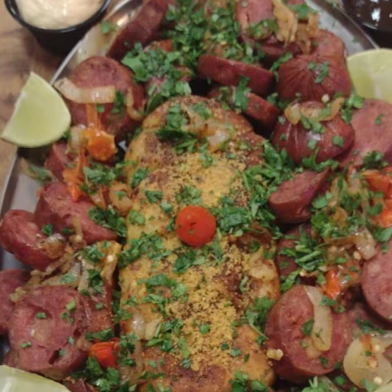 Nossa calabresa acebolada é muito saborosa e suculenta, acompanhada de pimenta biquinho e pão de alho. Serve até 3 ou 4 pessoas.