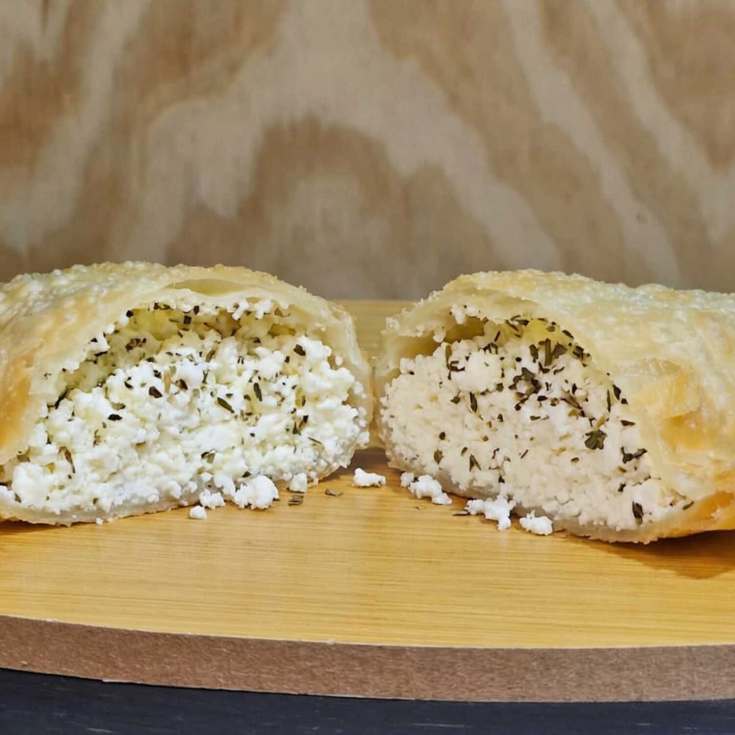 Delicioso pastel recheado com queijo minas saboroso, com um leve toque de orégano. Perfeito para saborear a qualquer momento do dia.