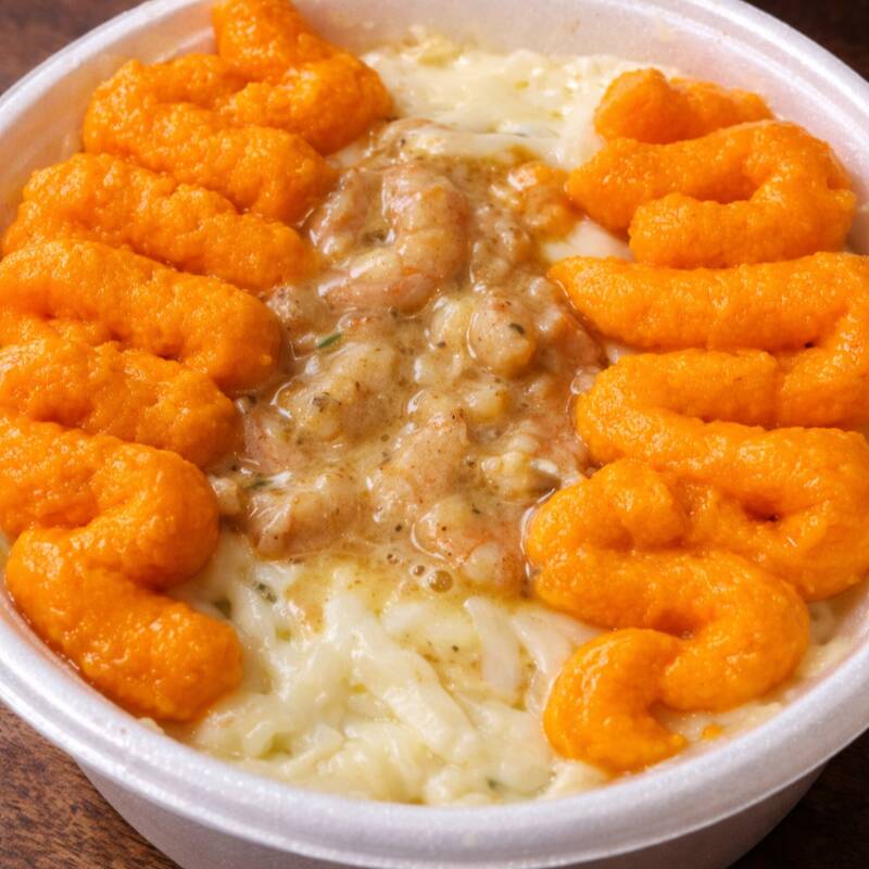 Uma deliciosa batata recheada de camarão. Nossa batata de camarão é preparada com: batata amassada com requeijão (temperada com aji-sal e páprica defumada), camarão preparado com temperos caseiros (nada industrializado), coberta com queijo mussarela e cheddar.