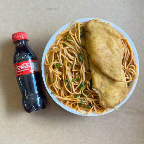 Marmita com delicioso filé de frango empanado na massa crocante acompanhado de macarrão espaguete ao molho de tomates. Acompanha refrigerante pet Coca Cola bem gelado. Marmita indicada para 01 pessoa.