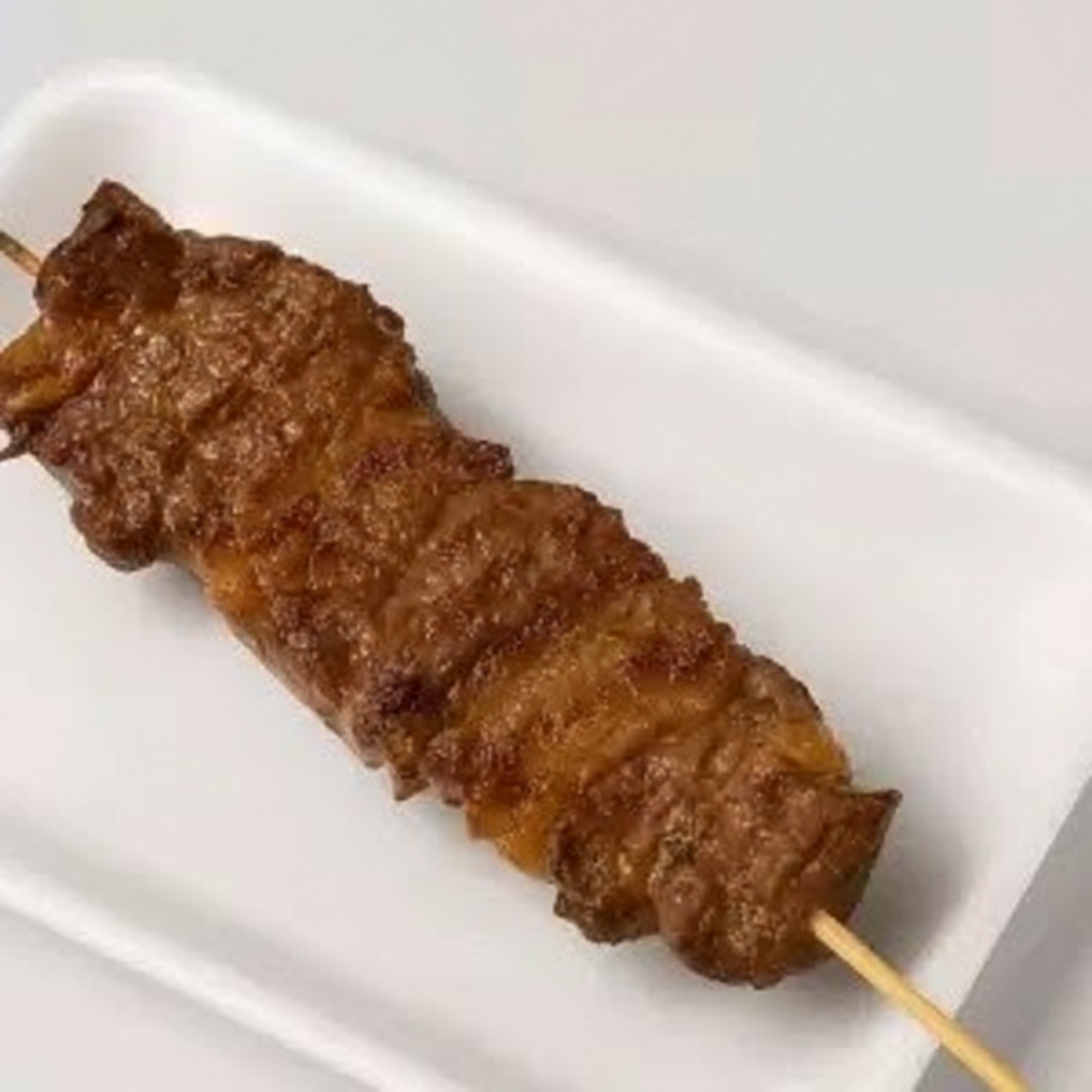 Delicioso espetinho de carne suculenta, grelhada à perfeição, acompanhado de farofa crocante.