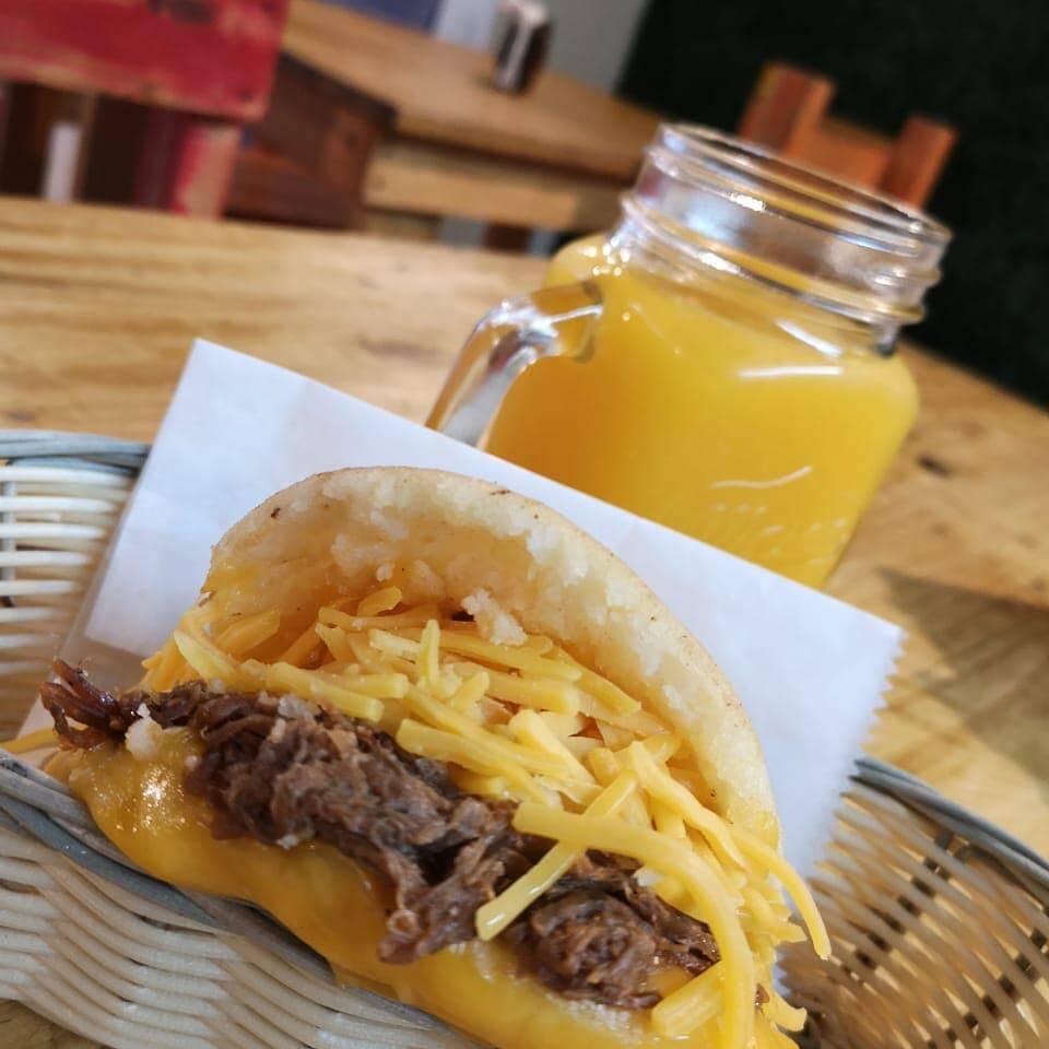 Arepa Venezolana + Refresco del Día