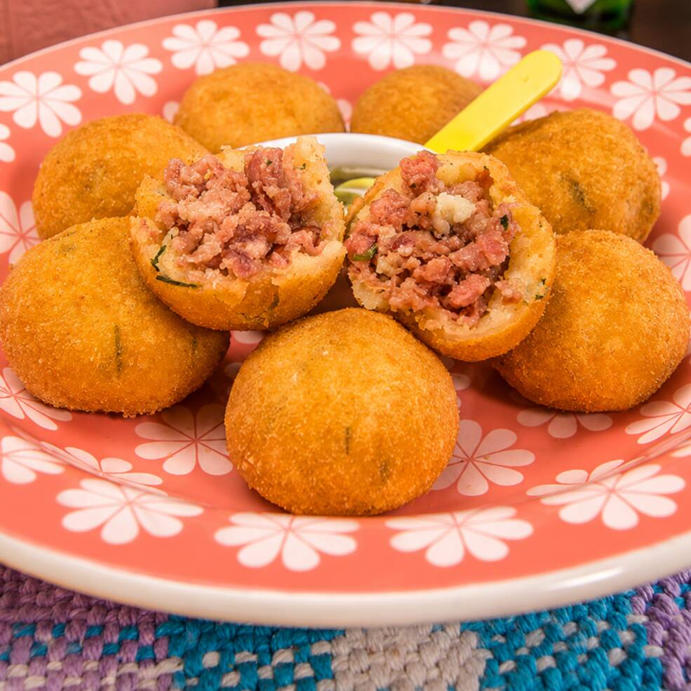 Salgado frito na hora para chegar quentinho e crocante em sua residência.
Contém 25g / Segue Katchup e maionese de acompanhamento.