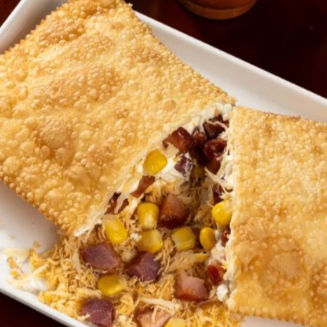 *Pastel Caipira: Um pedaço do Brasil no seu paladar! 😋 Pastel recheado com frango desfiado, milho cremoso, bacon crocante e Catupiry cremoso. Massa crocante e frita na hora. Irresistível!