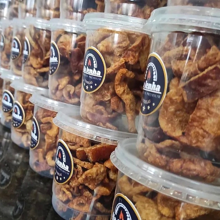Experimente o sabor irresistível do nosso torresmo crocante, perfeito para petiscar a qualquer hora! Embalagem prática de 100g, ideal para compartilhar com alguém especial. Surpreenda seu paladar!