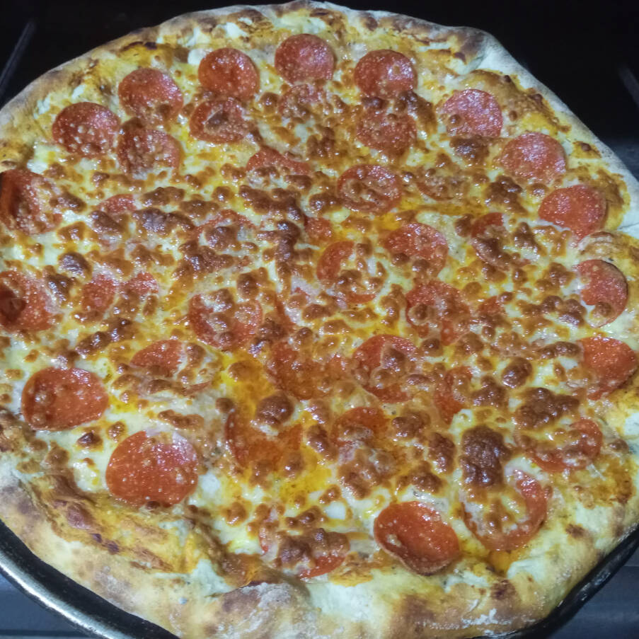 Pizza peperoni orilla de queso con parmesano