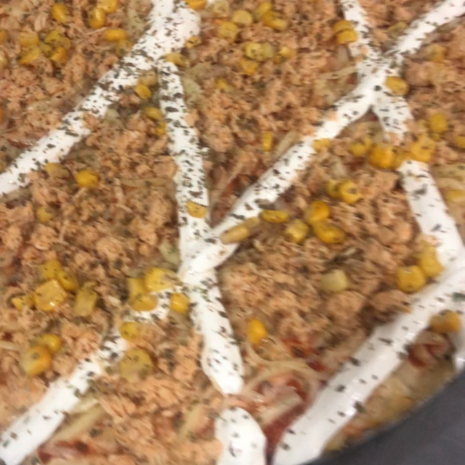 massa artesanal, molho de tomate, queijo mussarela, frango, catupiry, milho e orégano.