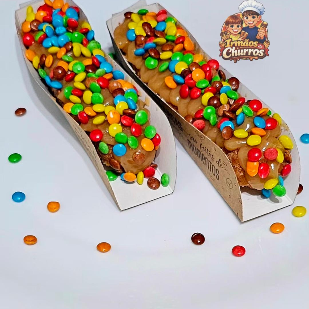 Delicioso churros gourmet salpicado com açúcar de confeiteiro e canela em pó com recheio e cobertura de doce de leite ou doce de chocolate coberto com Confete de chocolate.