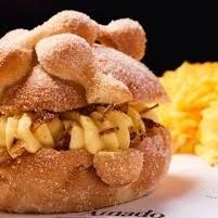 Pan de Muerto Relleno Platano Tabasco con Chantill