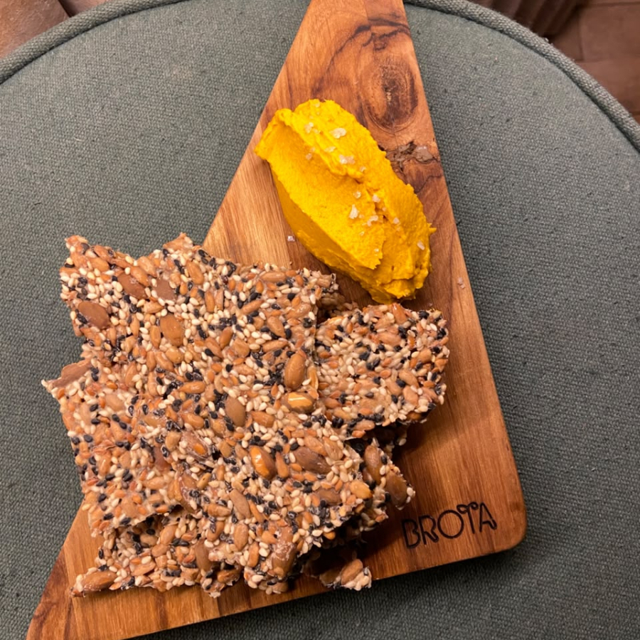Pasta de cenoura e manteiga tostada servida com cracker de semente de abóbora, girassol e gergelim. (50g)
