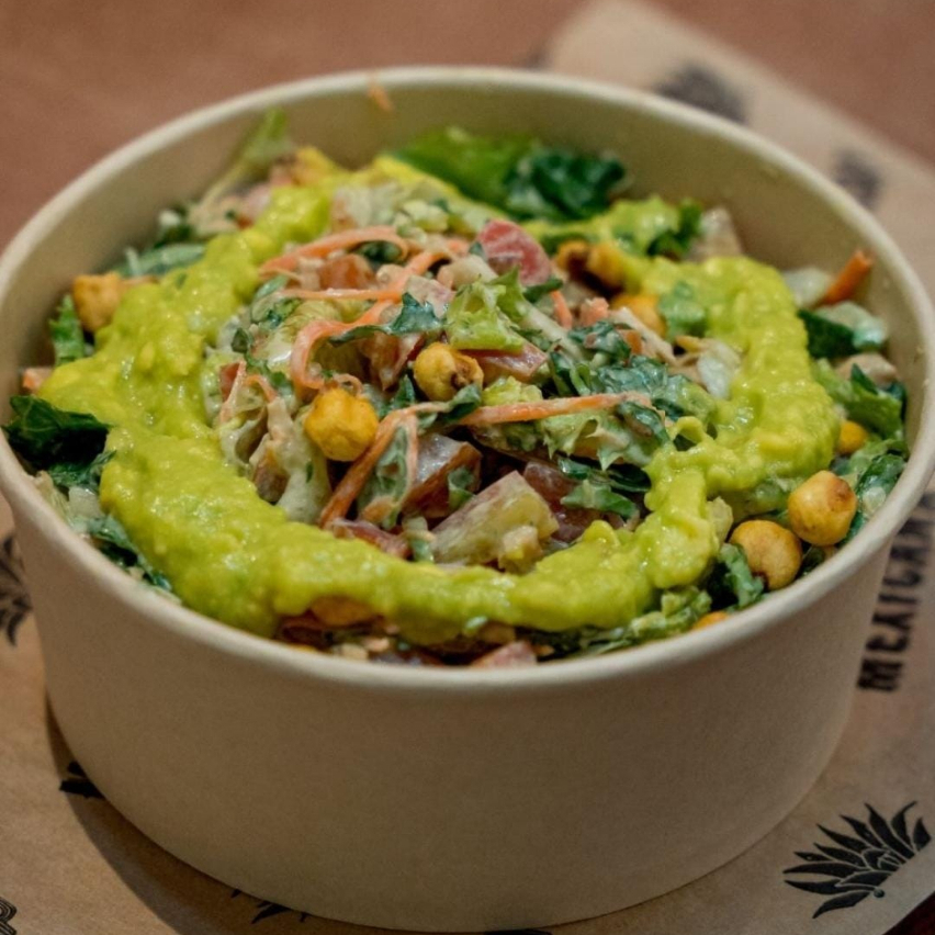 Salada mexicana que leva acelga, guacamolle, pico de gallo, farofa de nacho e frango em cubos.