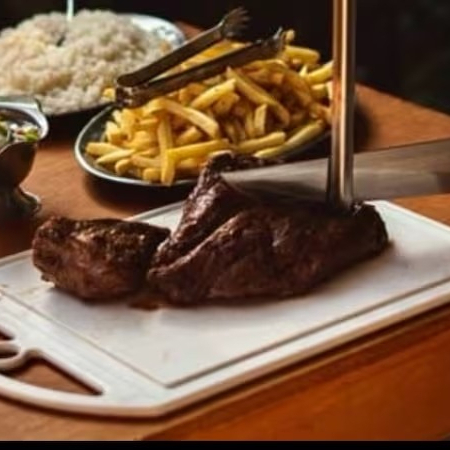 A especialidade da casa! Picanha selecionada, macia e suculenta feita na brasa. Acompanha arroz, fritas, farofa de ovos, molho à campanha e bananas fritas. Serve 4 pessoas (1Kg)
