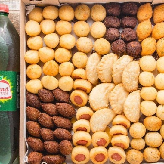 Perfeito para comemorar ou reunir a galera! São 100 salgadinhos variados (coxinha, bolinha de queijo, quibe e muito mais), todos crocantes e recheados com muito sabor. Para acompanhar, um refrigerante de 2 litros bem gelado. Ideal para festas, reuniões ou aquele momento especial com quem você gosta!