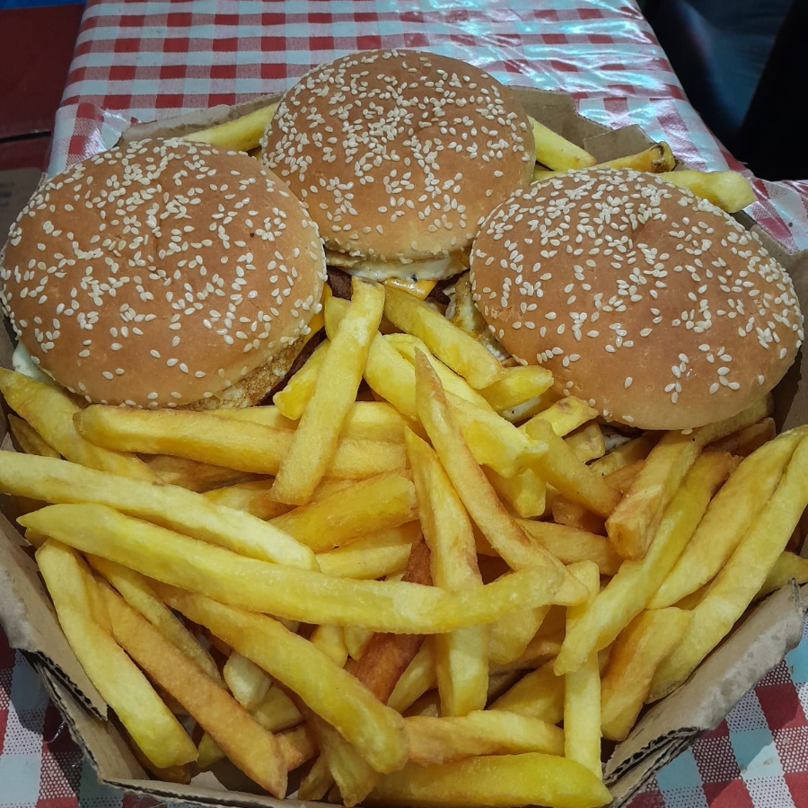 3 X-Eggs e um montão de Batatas-Frita