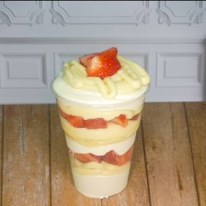 Deliciosas camadas compõem esse copo, se você Creme mousse de ninho, creme leitinho ,brigadeiro branco cremoso e morangos frescos