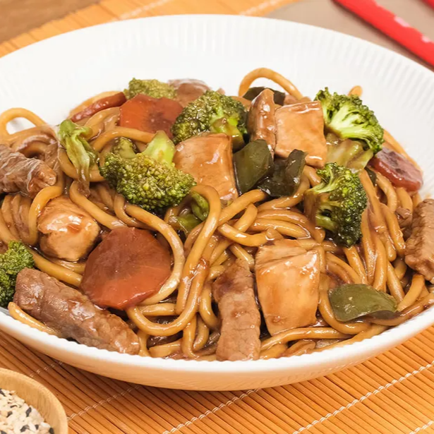 Macarrão, carne, frango e legumes, uma combinação clássica e saborosa que agrada a todos os paladares.