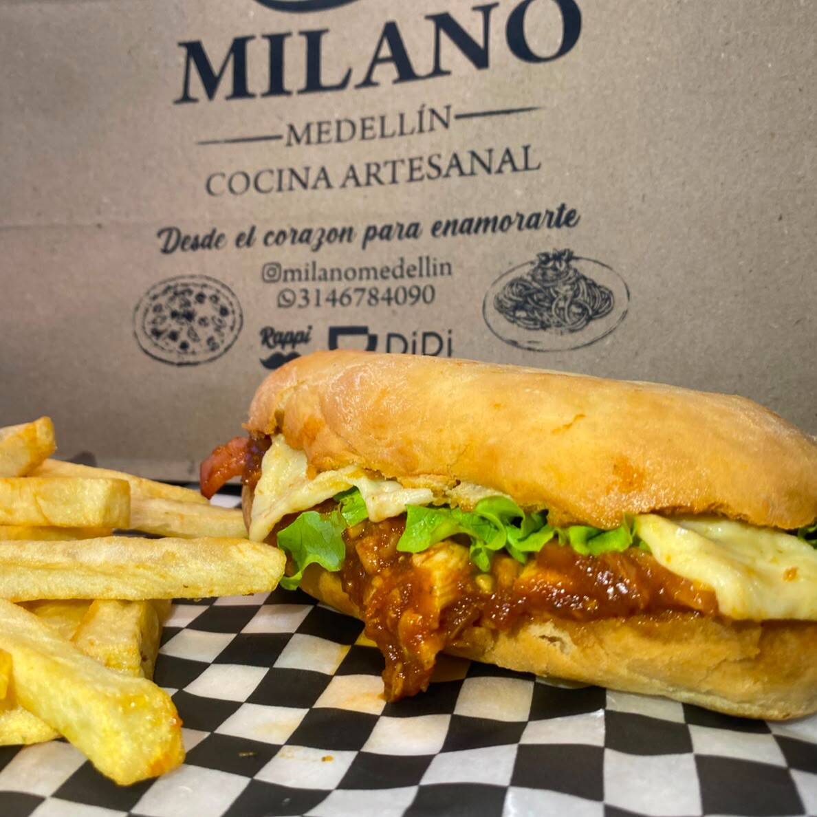 COMBO Sándwich Pollo BBQ y Tocineta + PAPAS
