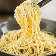 Porção individual de macarrão alho e óleo